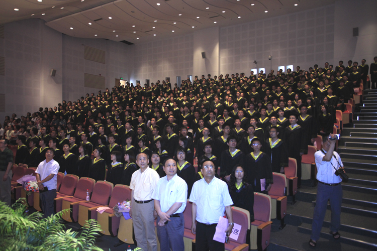 毕业生与老师同唱同济大学校歌