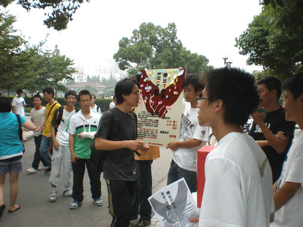 学校师生积极参与捐款活动